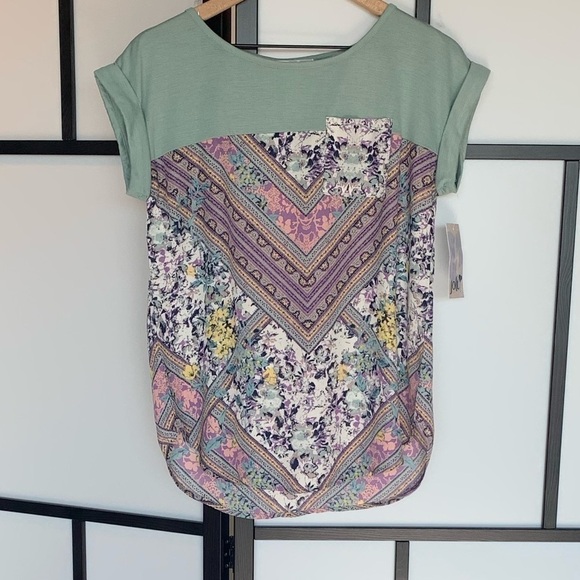 NWT. Jolt front pocket light summer top. Medium - Picture 1 of 9